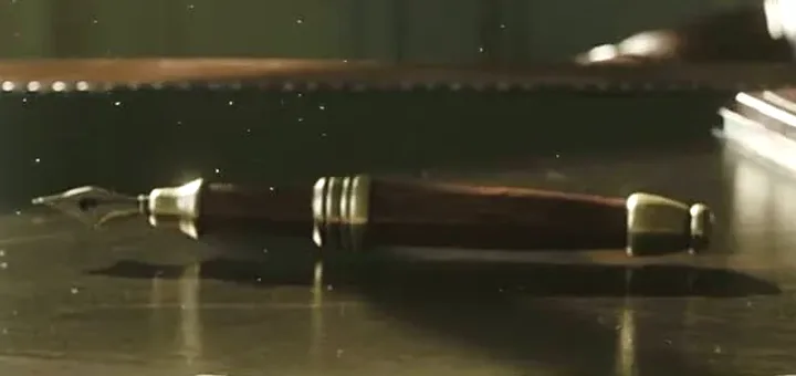 Pluma fuente sobre el escritorio de un despacho de abogados